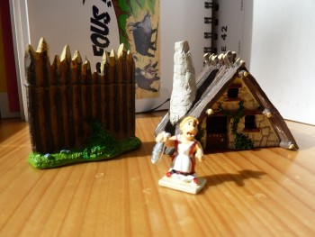 Village Astérix miniature 211 Envoi 33 contenu.jpg