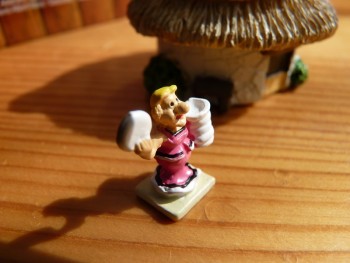 Village Astérix miniature 300 Envoi 43 Bonnemine au banquet.jpg