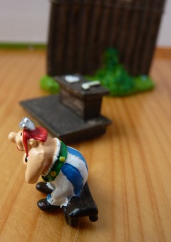 Village Astérix miniature 315 Envoi 44 Obélix à l'école.jpg