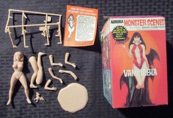 1971-vampirella-aurora-monster-scenes.jpg